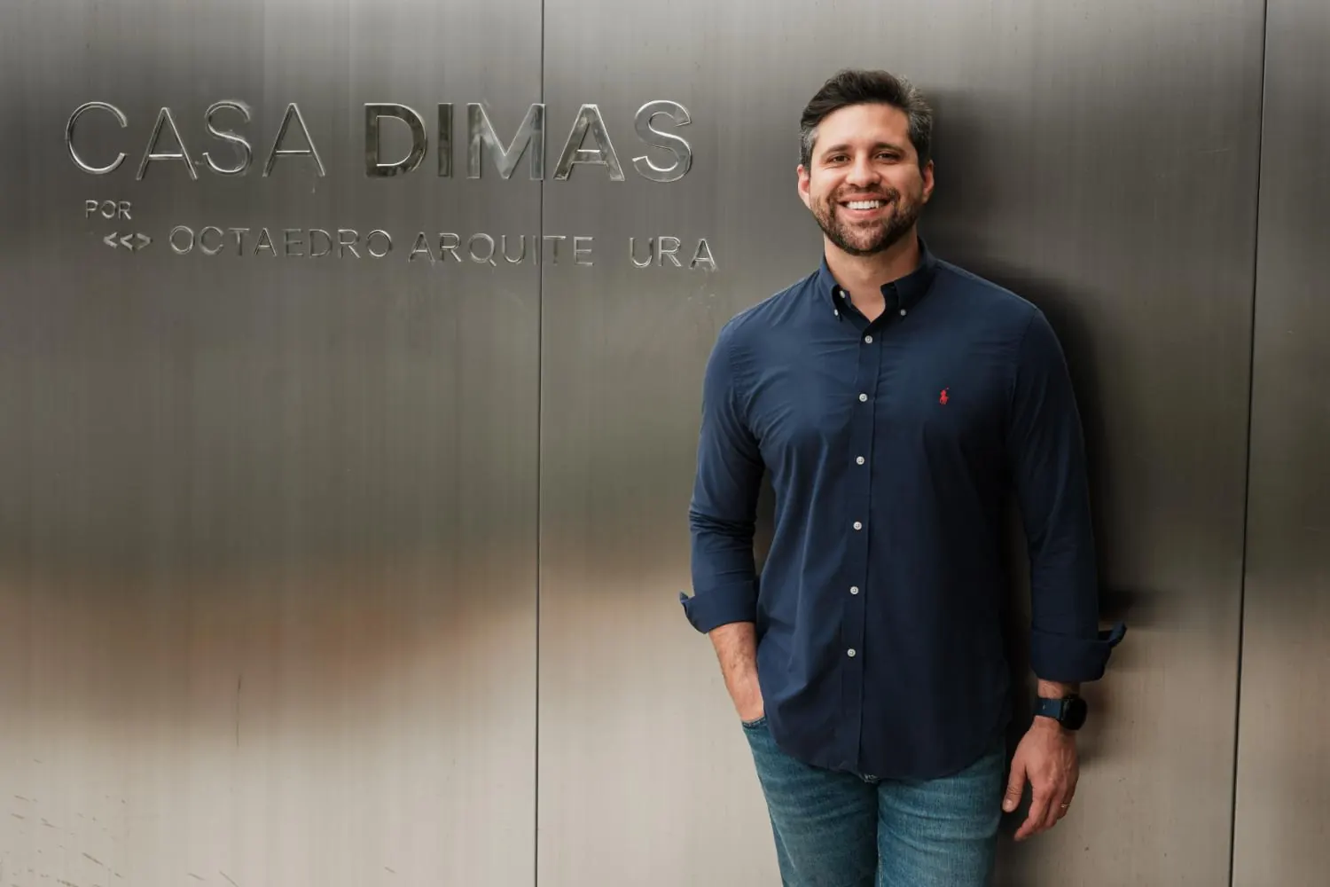 Artur Serpa em frente à Casa Dimas, showroom da Dimas Construções em Florianópolis