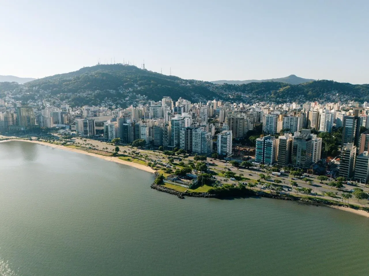 Vista aérea da Beira-Mar Norte de Florianópolis com a baía e as pontes