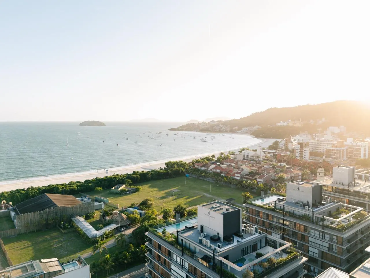 Praia de Jurerê, no norte da ilha de Florianópolis, com mar calmo